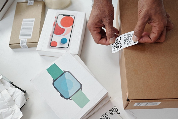Material impresso para e-commerce: o detalhe que transforma entrega em experiência