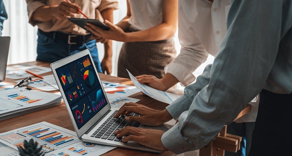 Material impresso vs. marketing digital: por que você precisa dos dois?