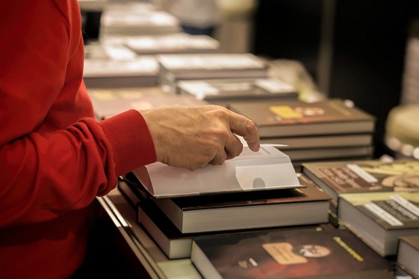 O fascínio por impressos de tiragem limitada (postais, pôsteres, capas de disco, cards)